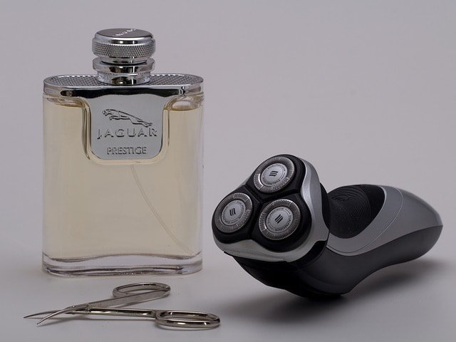 Still life aftershave and razor