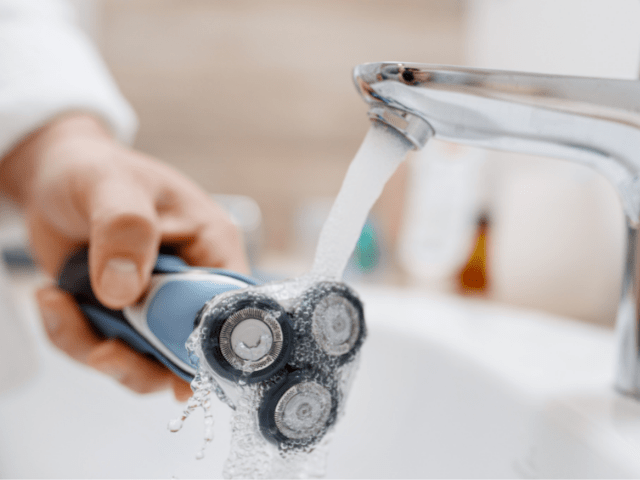 How To Clean Electric Razor: 3 (Proven) Maintenance Methods